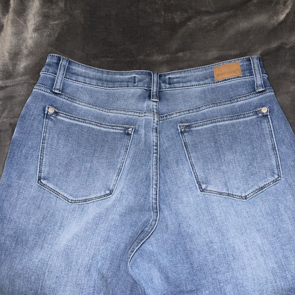 Judy Blue Women's 7/28 Distressed Stretch Boyfriend Fit Medium Wash Jeans - Picture 5 of 8